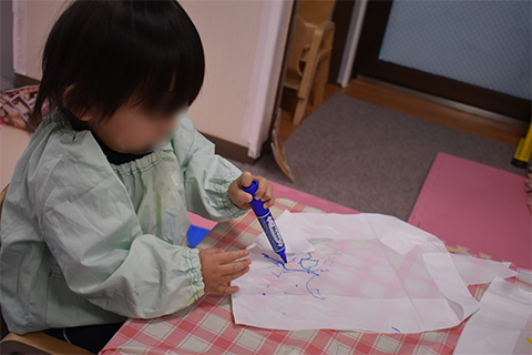 まずは凧作りから